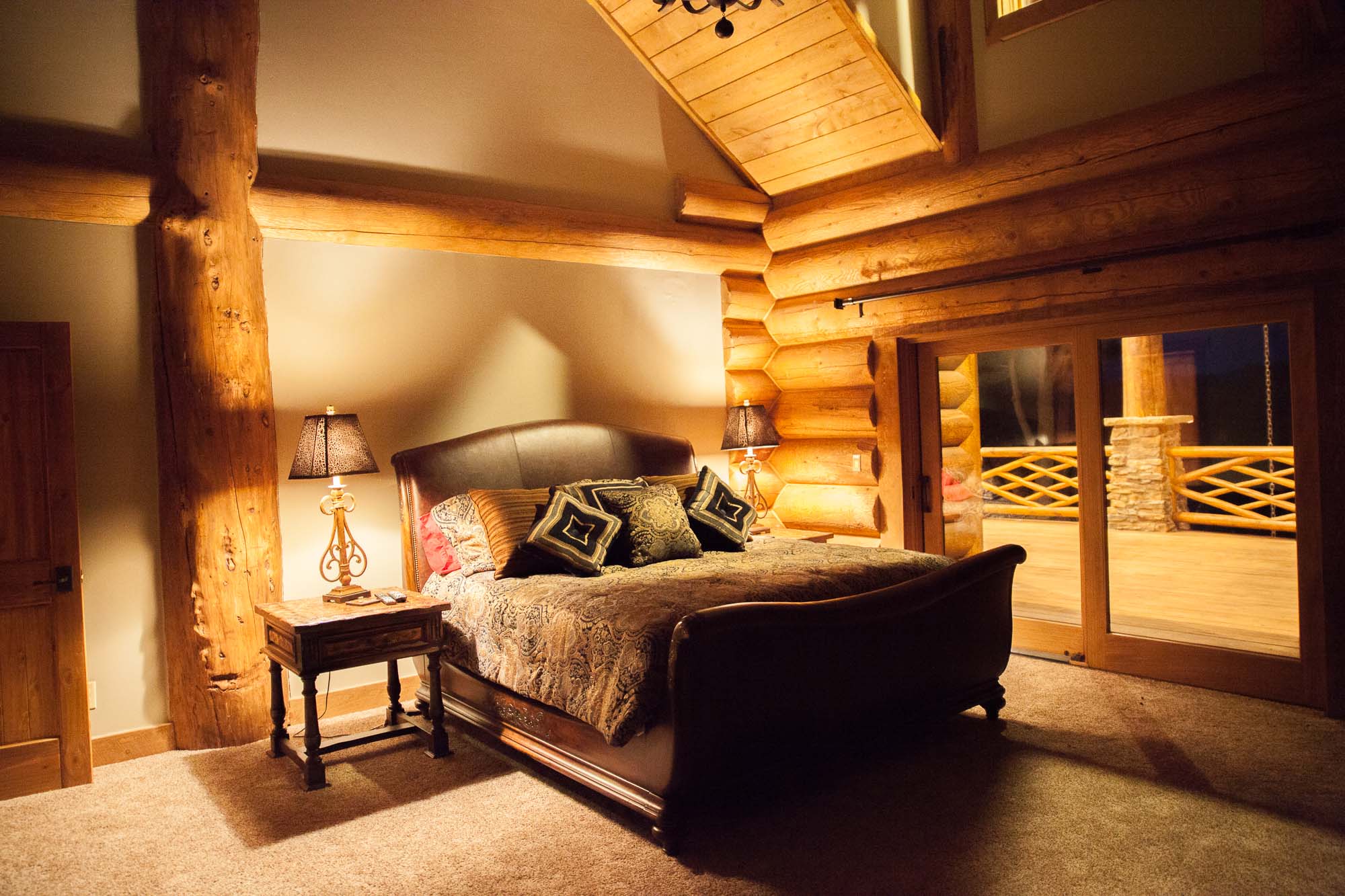 Log cabin bedroom back basin lodge
